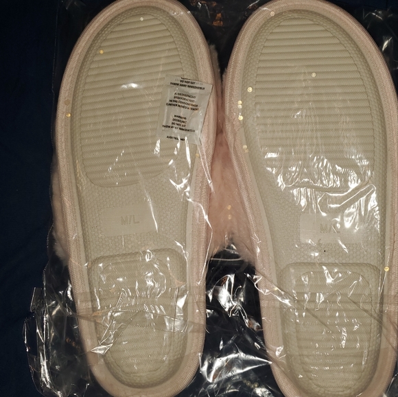 NWT criss-cross faux fur slippers - Picture 5 of 5